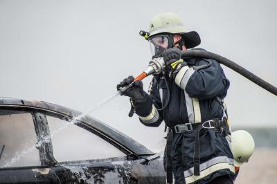 Deiningen: Pkw brennt auf Landstrasse komplett aus